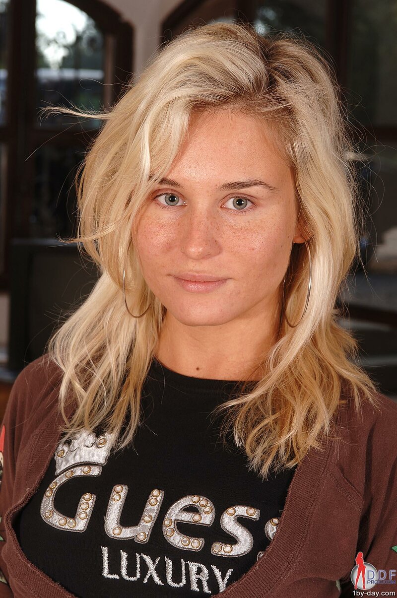 Люсьена, 25